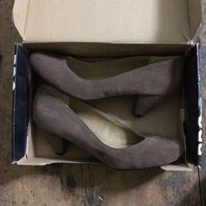 Women’s BDG brown leather heels, still in box